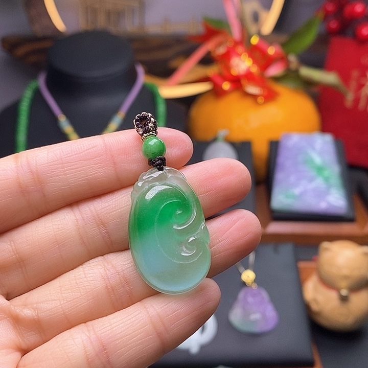 翡翠颈饰未镶嵌如意