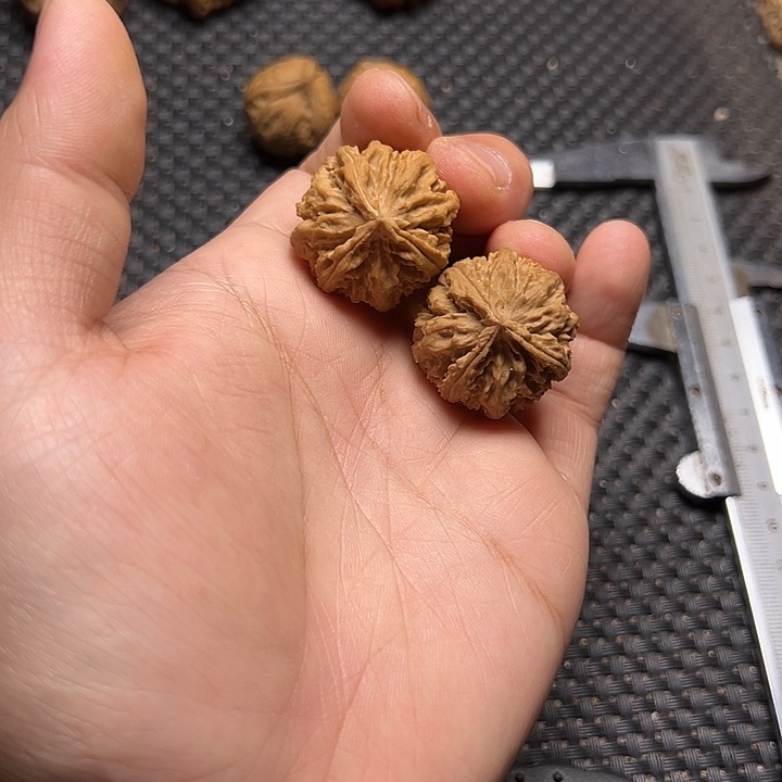 文玩核桃吊坠三棱