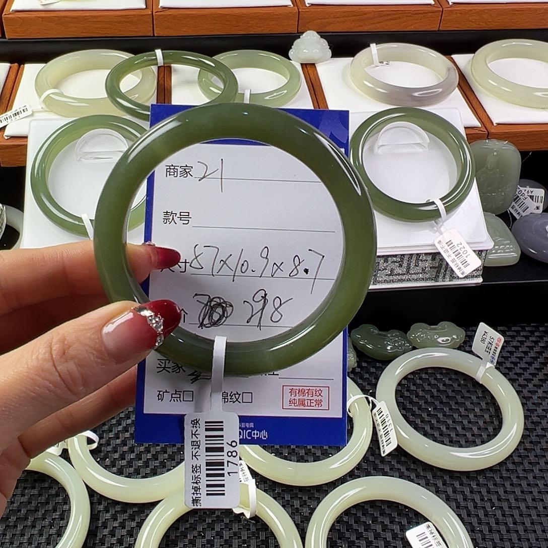 和田玉手镯未镶嵌冀****?