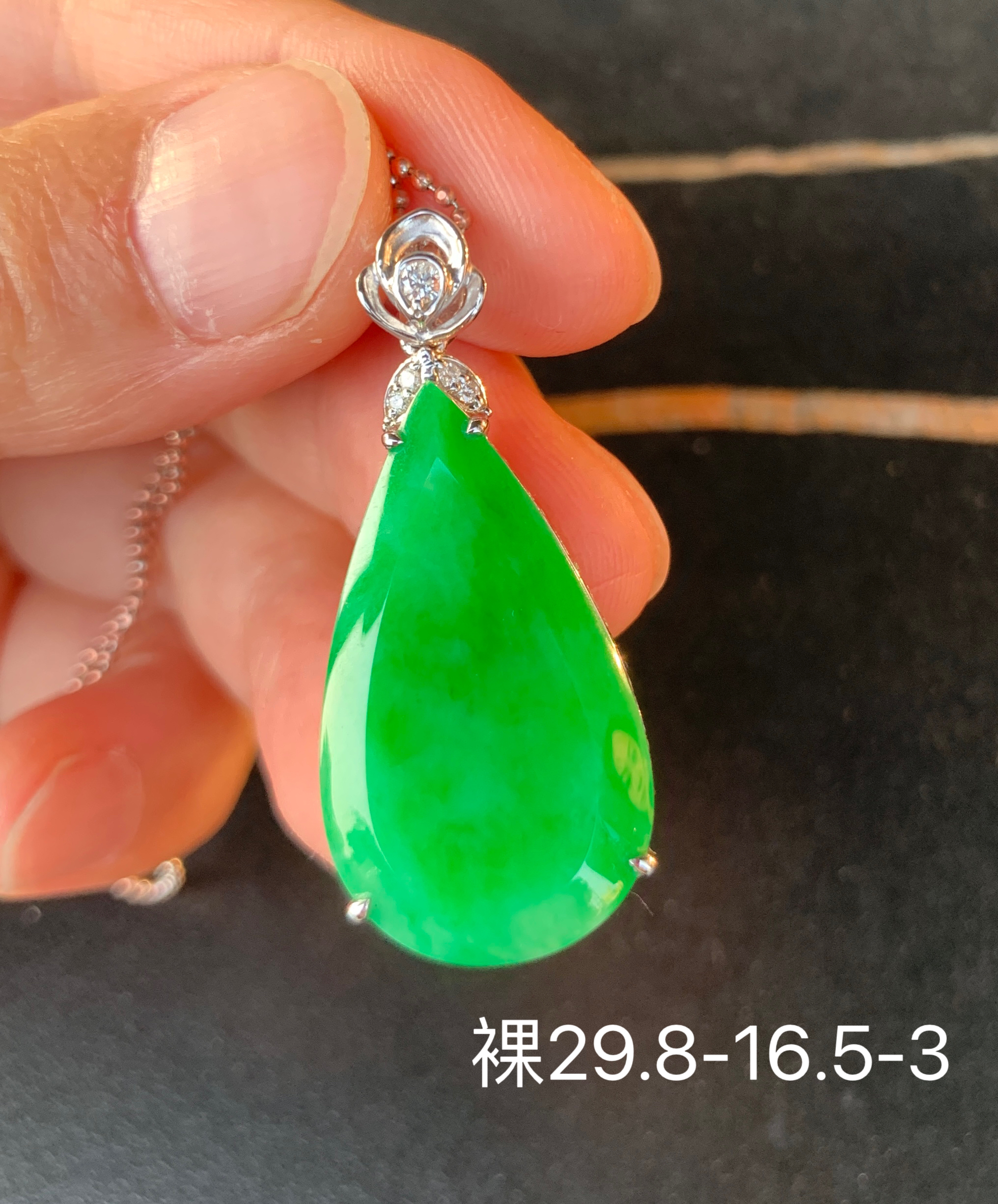 满绿水滴翡翠气质时尚吊坠