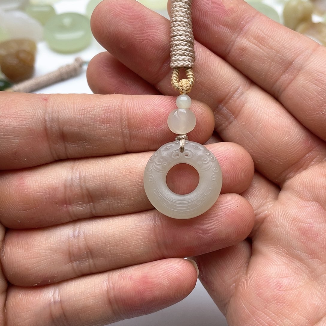 和田玉圆圈吊坠未镶嵌帅***猪