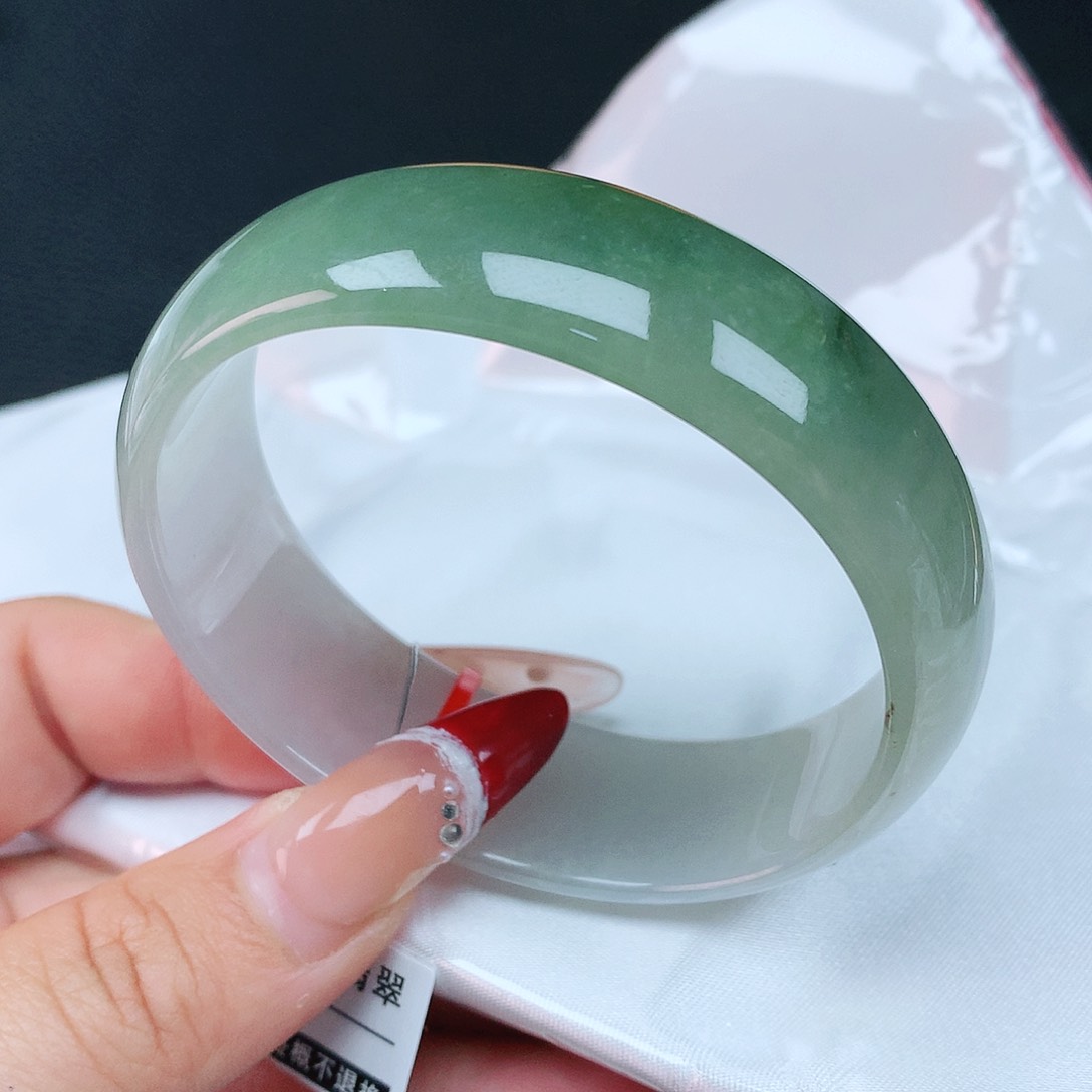 翡翠手镯未镶嵌57贵轮胎