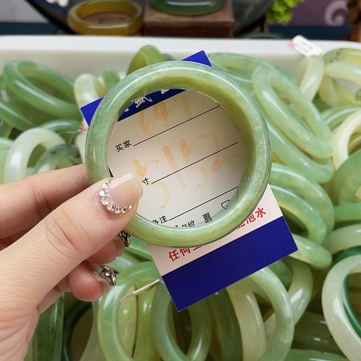 蛇纹石玉手镯未镶嵌