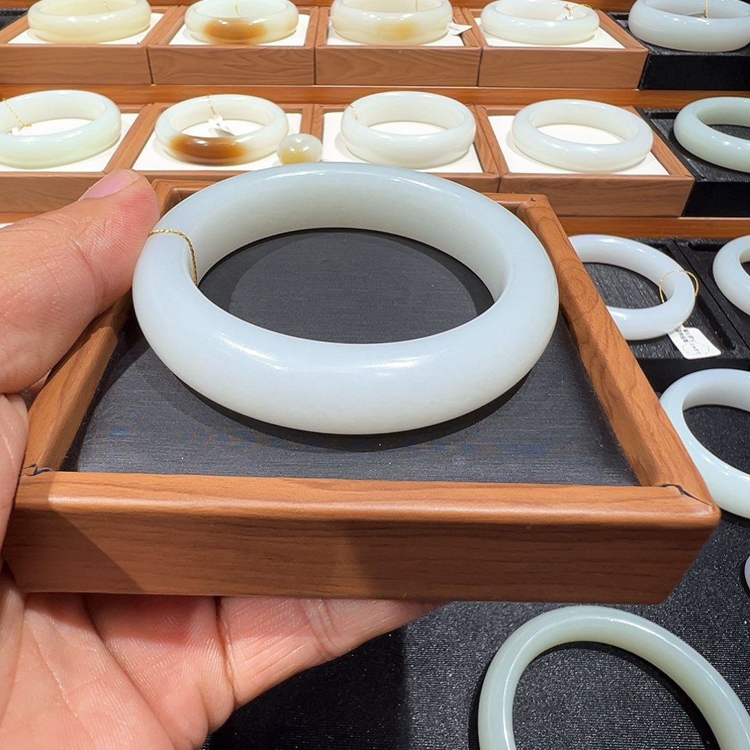 和田玉未镶嵌手镯