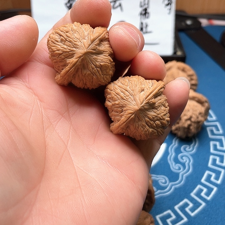 文玩核桃吊坠绣球