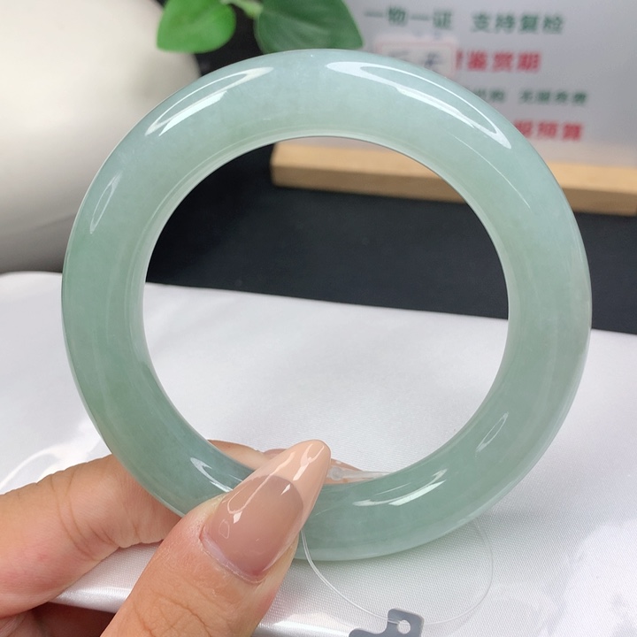 翡翠手镯未镶嵌56圈晴绿圆条翡翠手镯