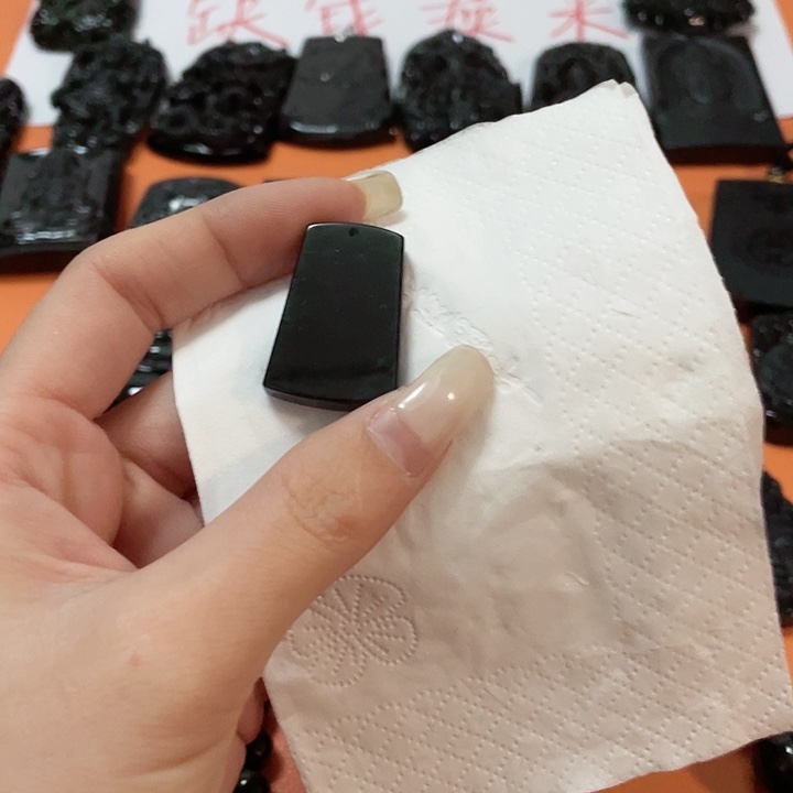 翡翠颈饰未镶嵌给****塞