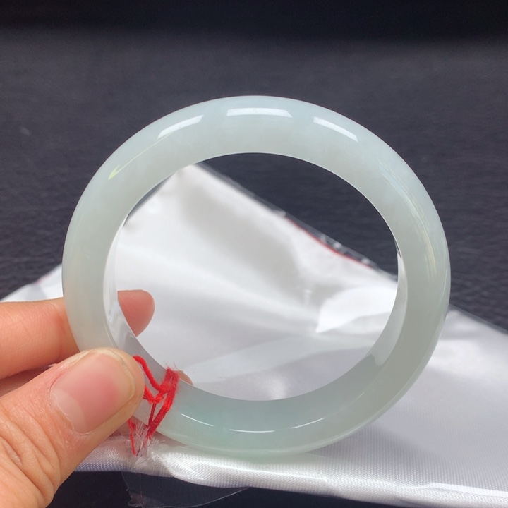 翡翠手镯未镶嵌56圈