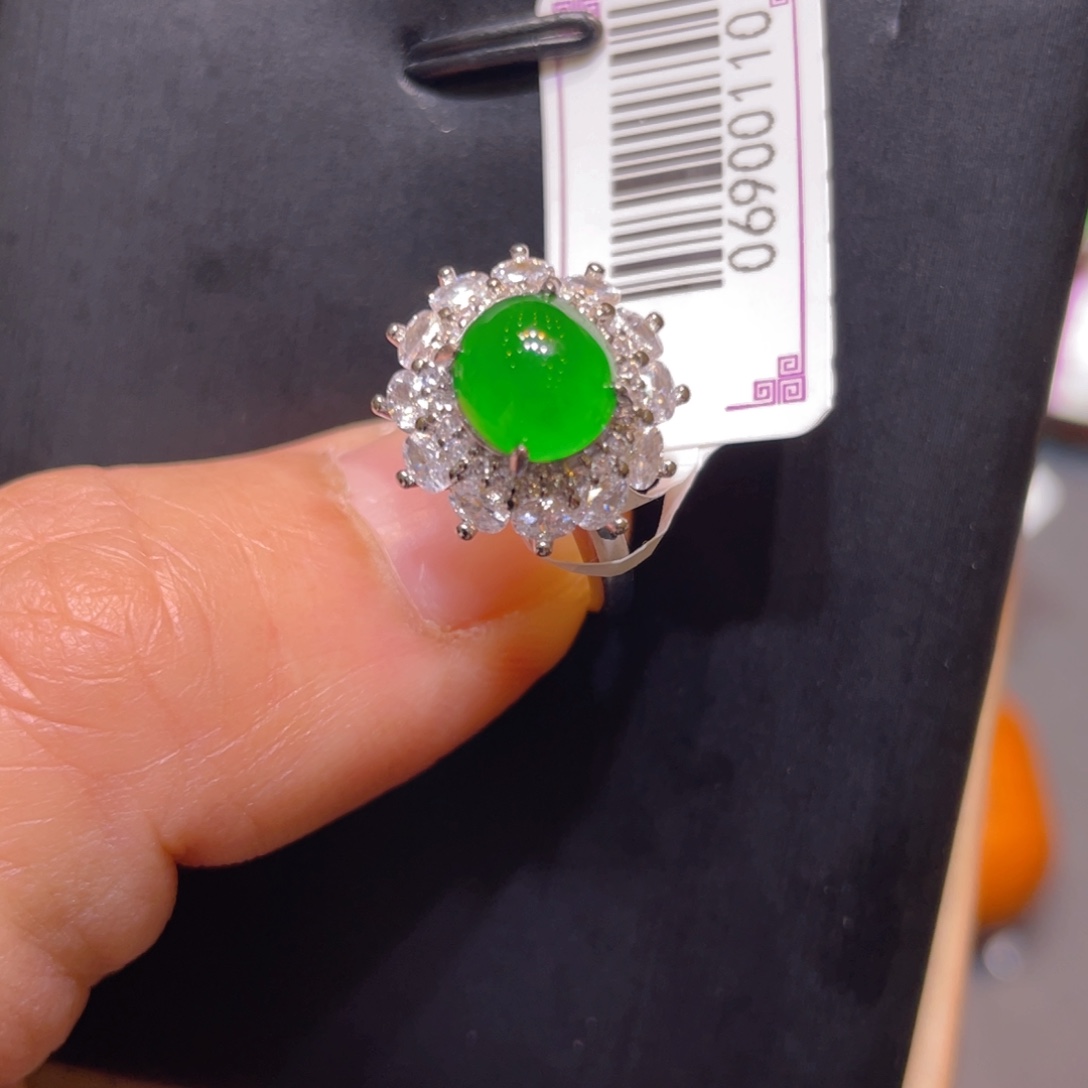 翡翠未镶嵌颈饰戒指