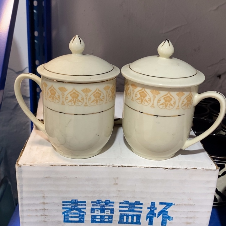 瓷片春蕾象牙瓷盖杯一对