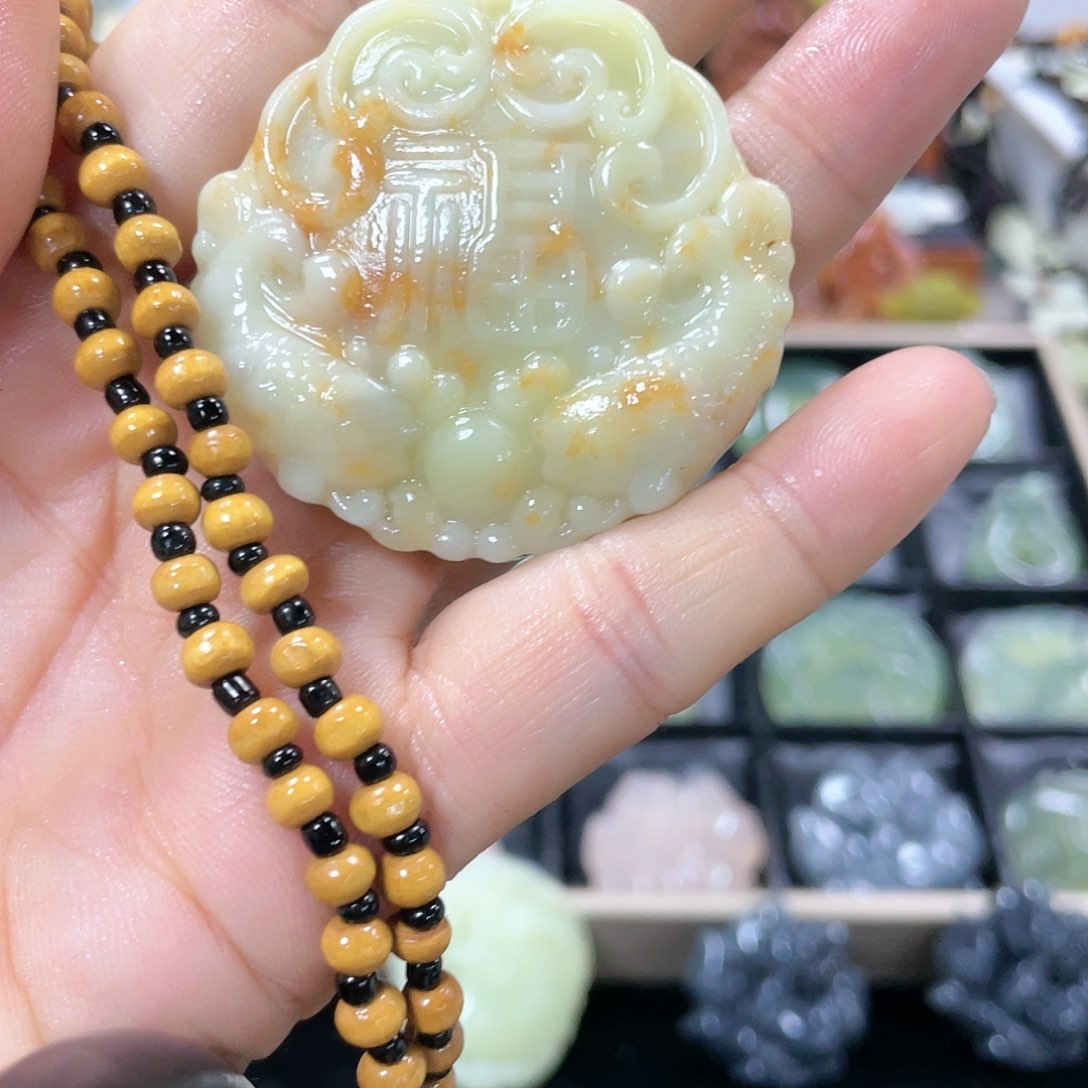 蛇纹石玉颈饰未镶嵌