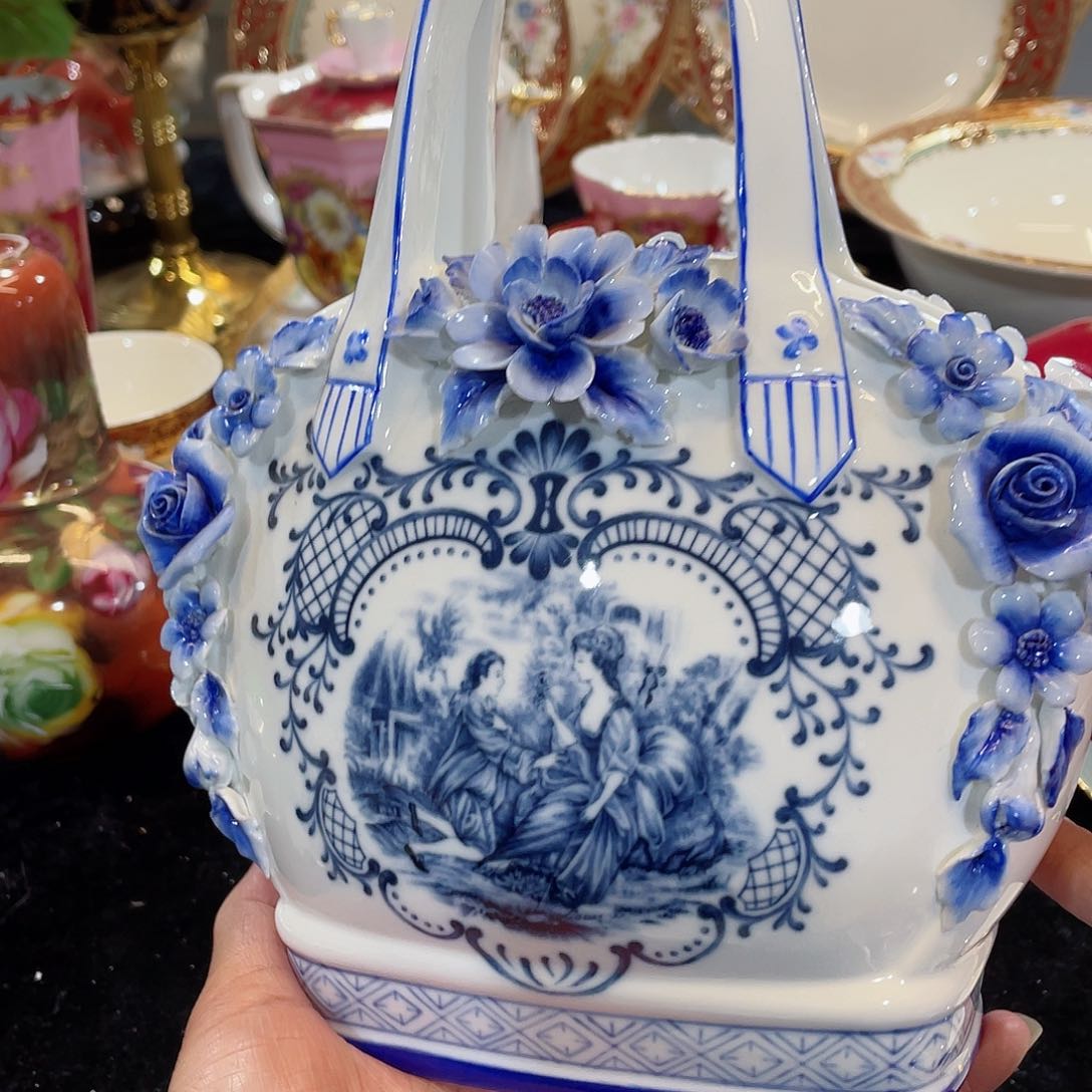 摆件青花人物手提包