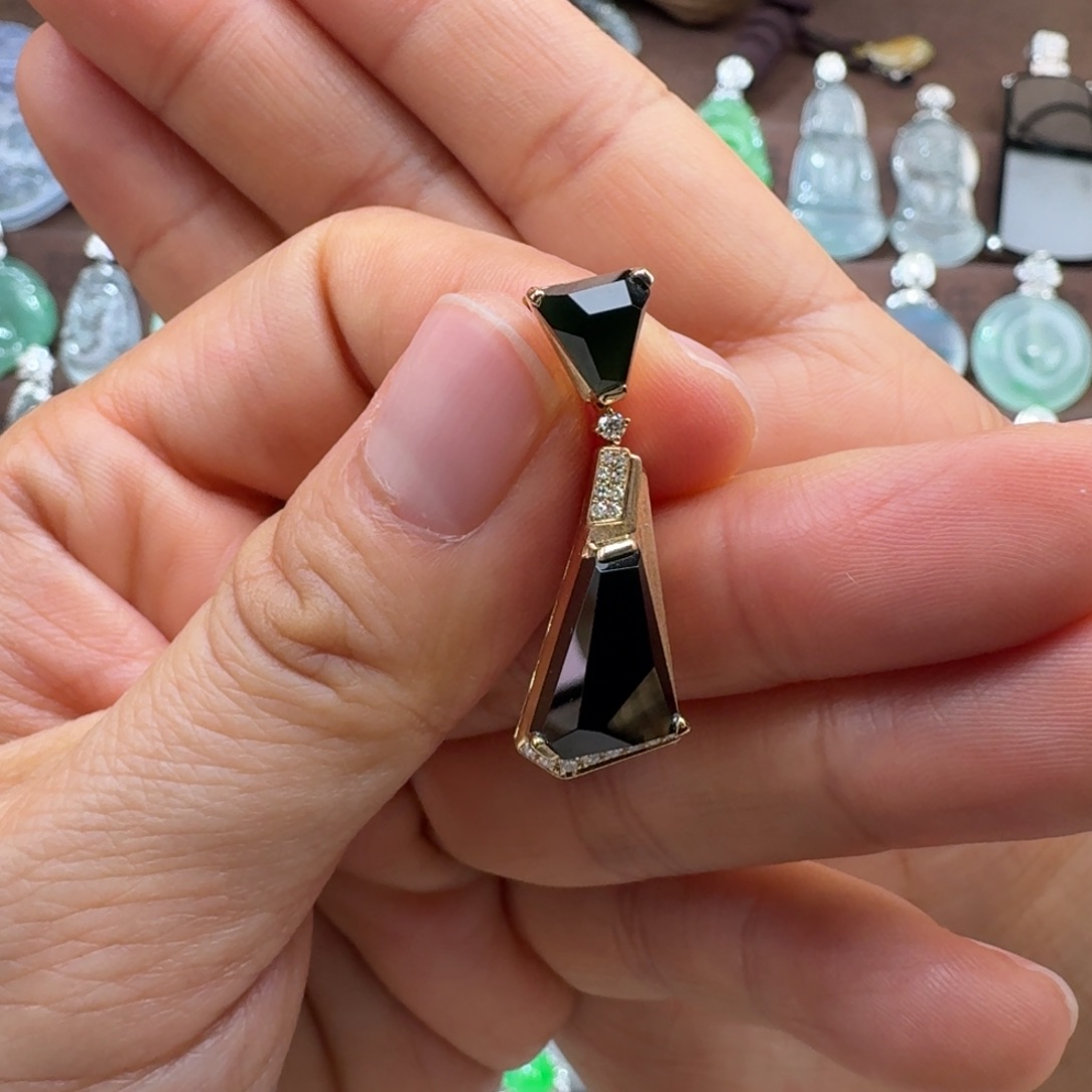 翡翠18K金镶嵌颈饰玻璃种设计款切割面墨翠吊坠