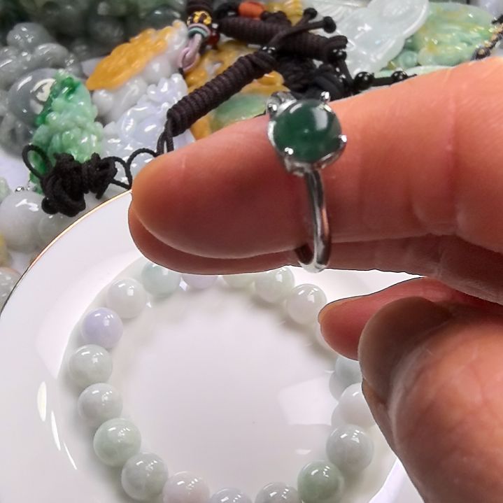 翡翠颈饰未镶嵌戒指