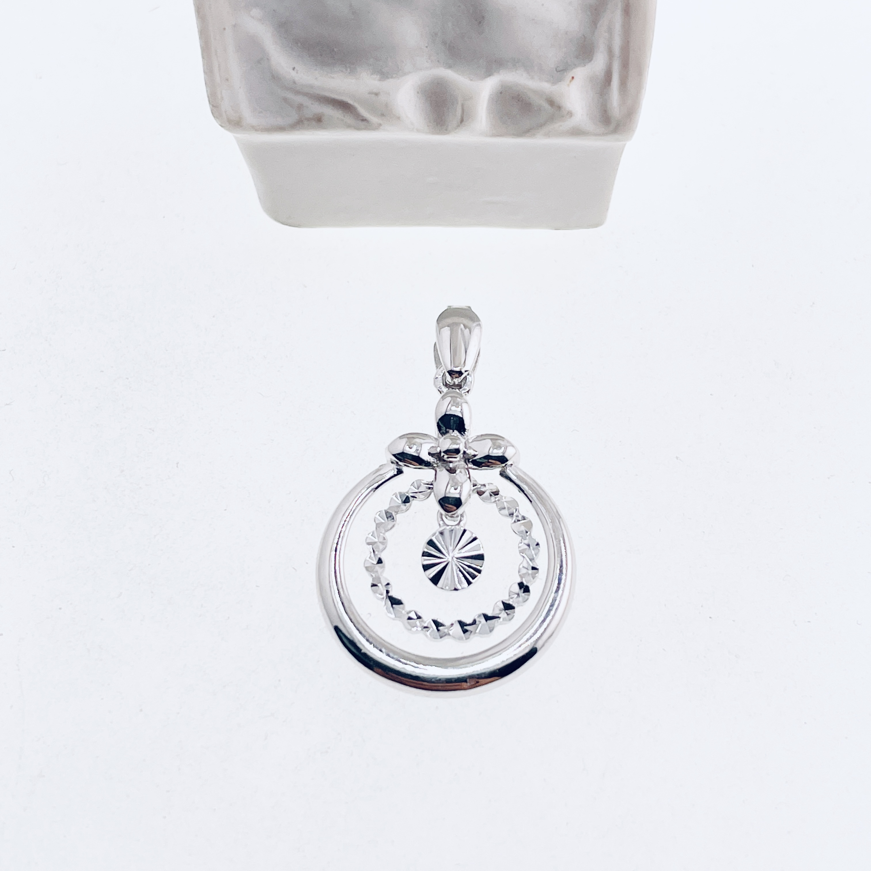 铂金Pt950灵动车花圆形吊坠2.30克