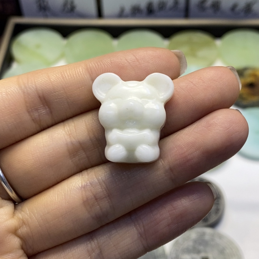 未镶嵌蛇纹石玉颈饰桃*?