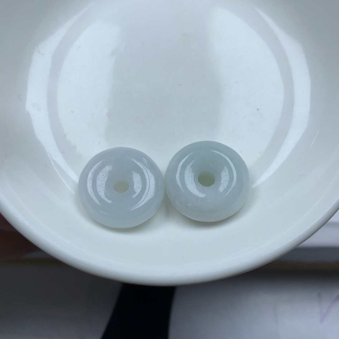 翡翠颈饰未镶嵌扣子。