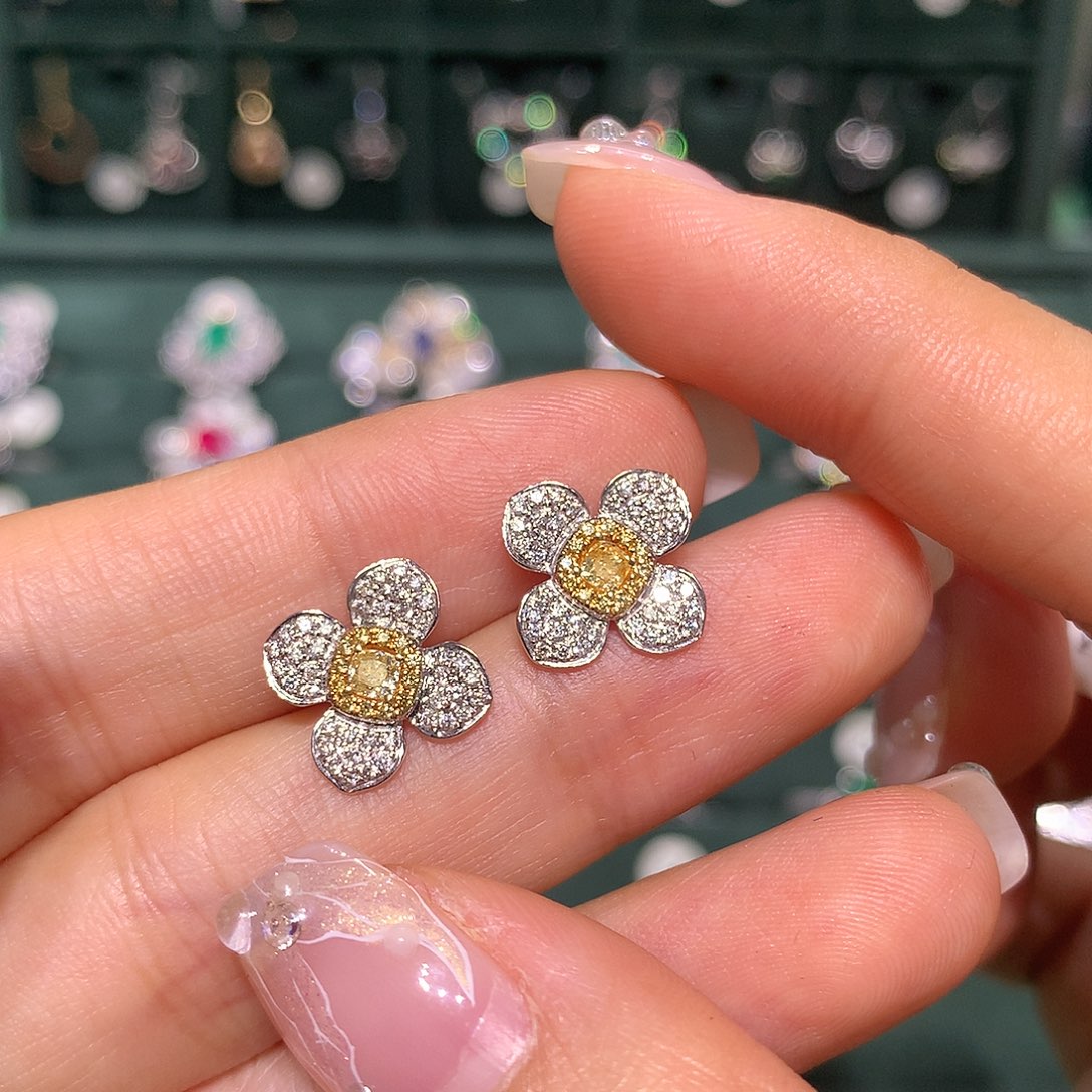 钻石耳饰18K金镶嵌四叶花