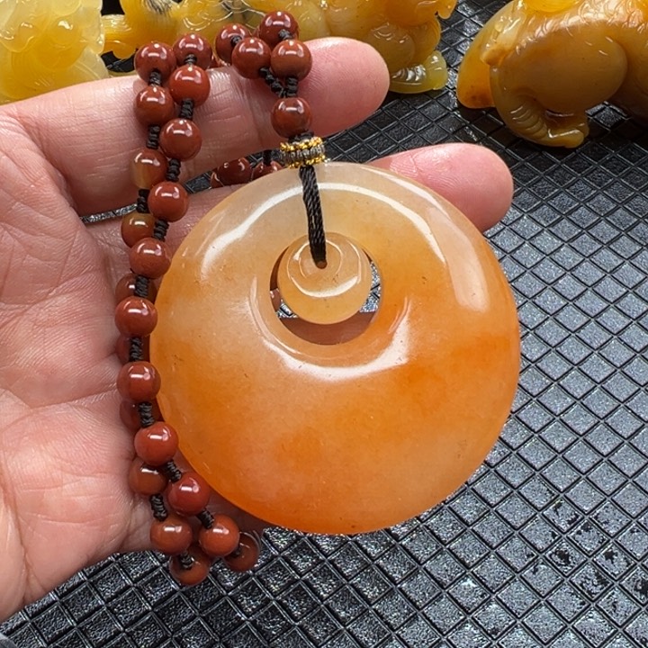 石英质玉（黄龙玉）颈饰合金