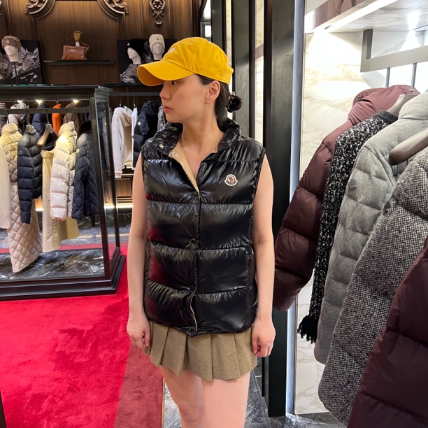 未使用 MONCLER 蒙口女士黑色经典亮面羽绒马甲 正常版BADIA