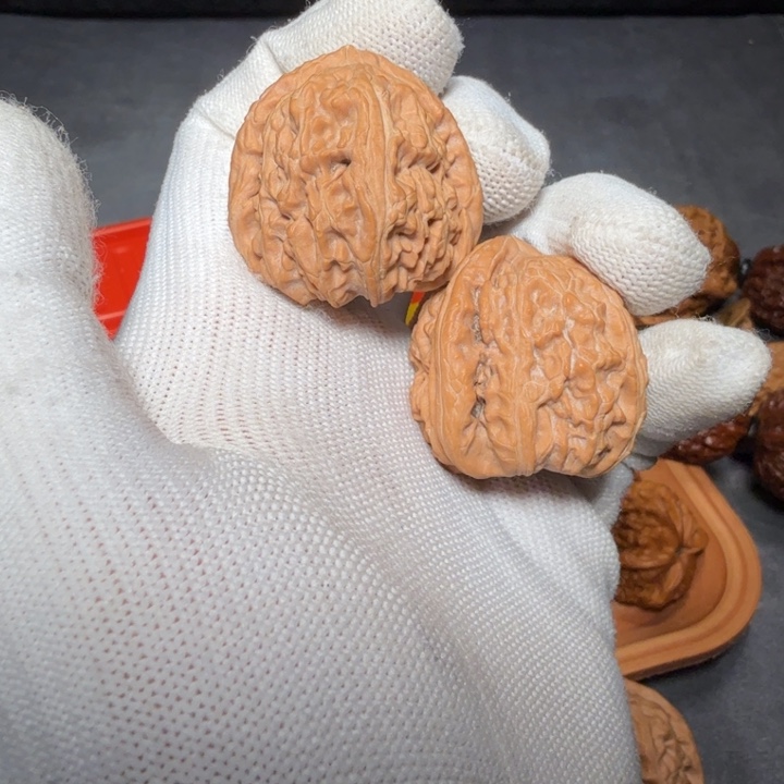 文玩核桃吊坠白狮子编号6348，34-35-33