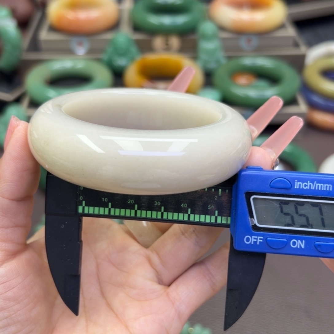 未镶嵌手镯石英岩玉