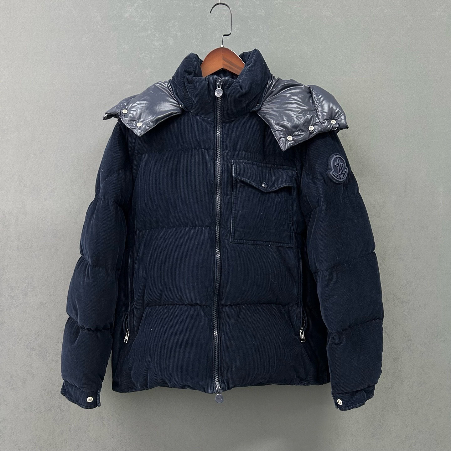 99新 MONCLER Moncler蒙口丝绒袖标连帽短款羽绒服2码 cl01796