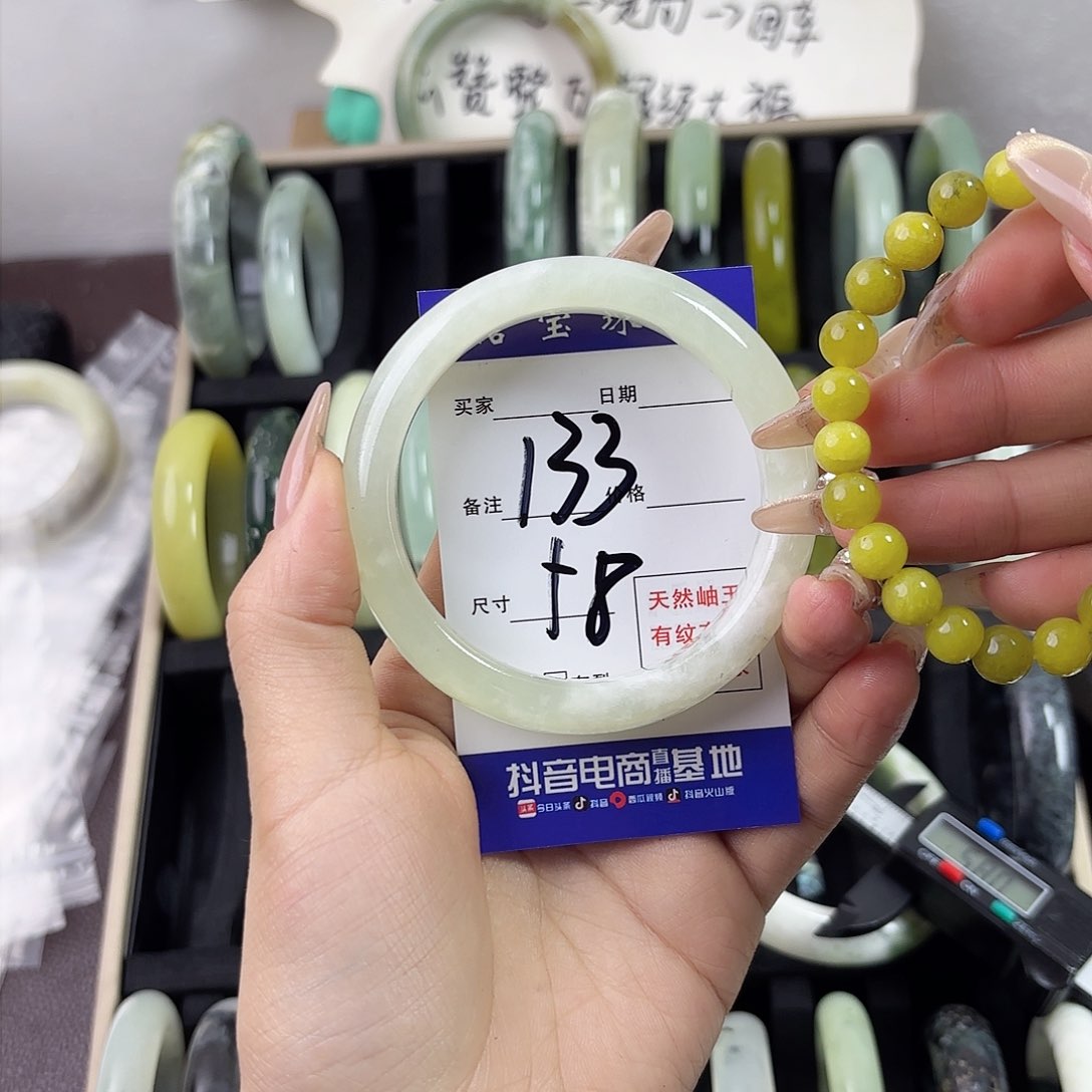 蛇纹石玉手镯未镶嵌大****?