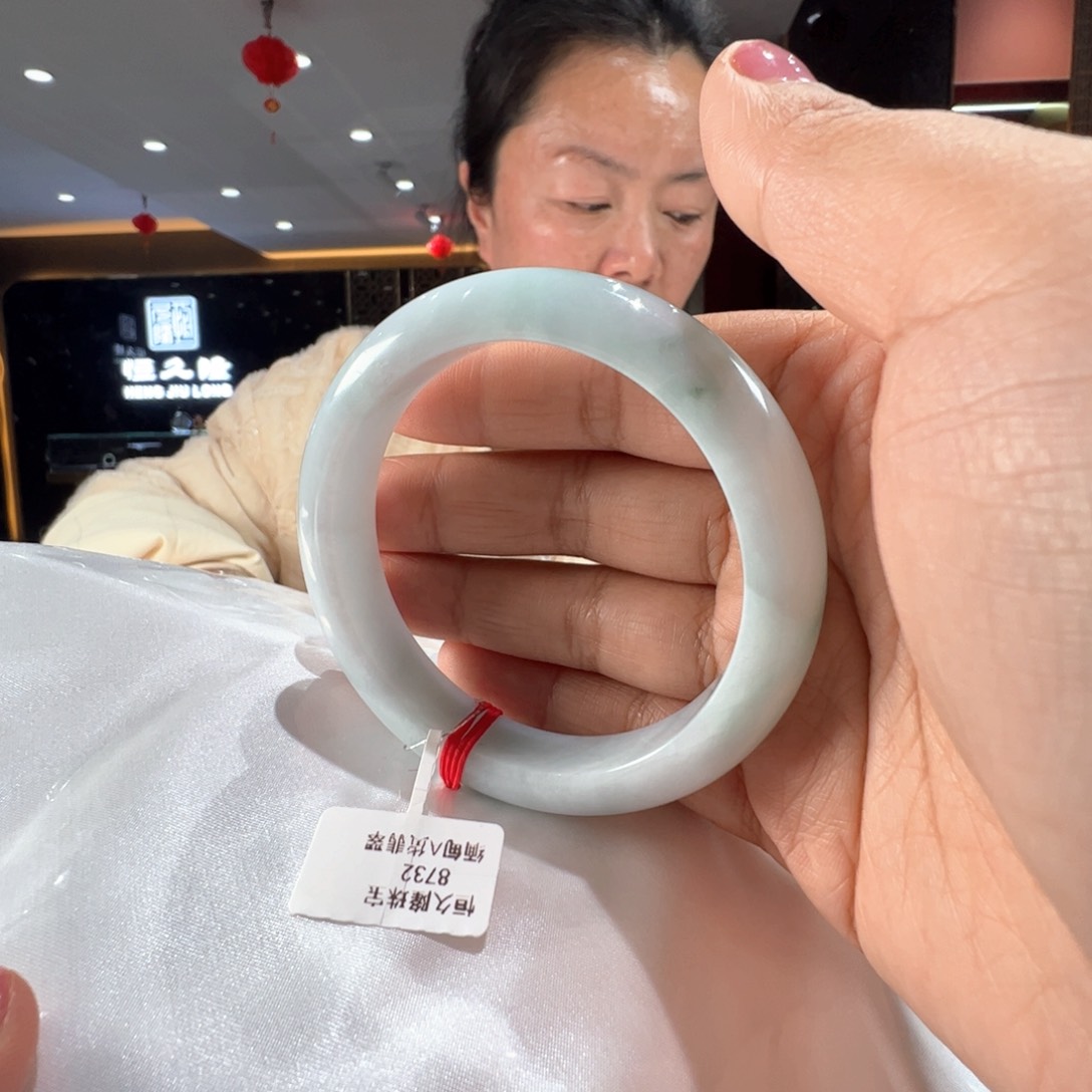 翡翠未镶嵌手镯飘蓝花