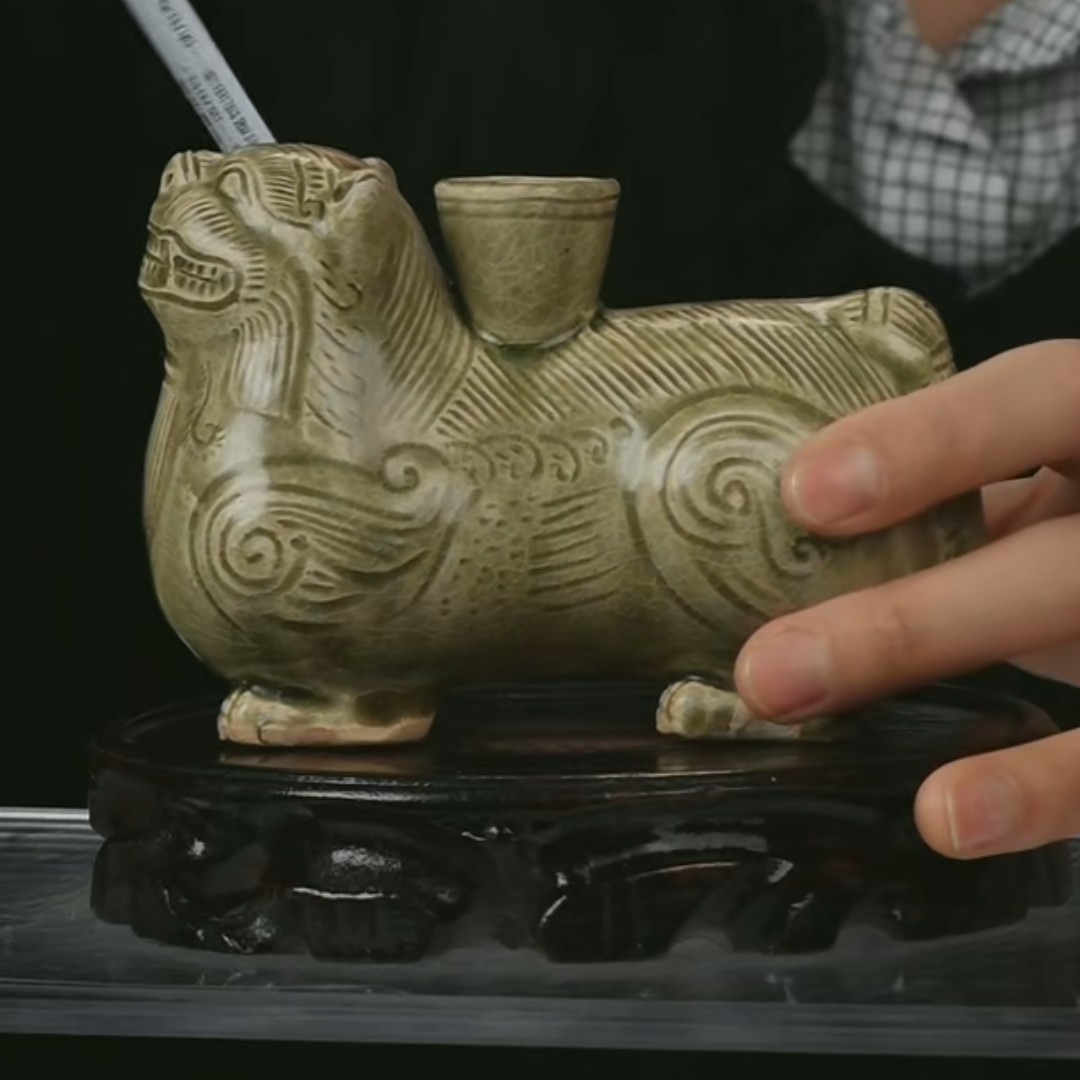 M越窑青瓷狮型烛台