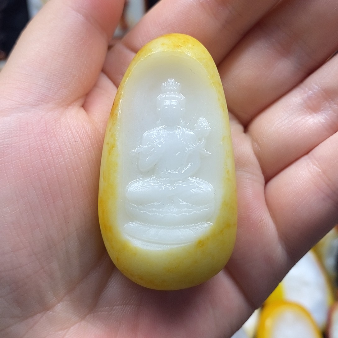 彭***友和田玉未镶嵌颈饰