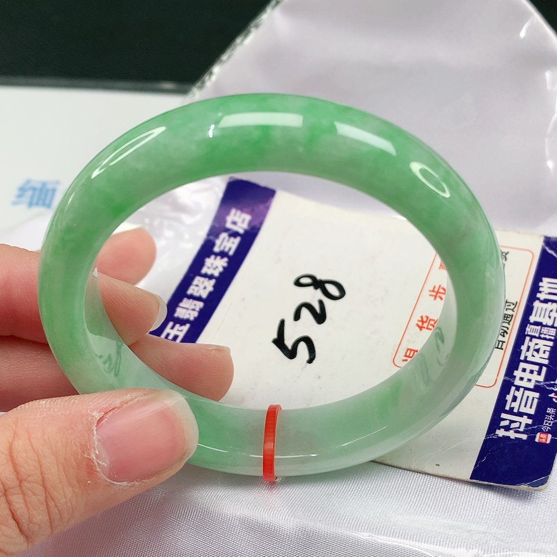 翡翠手镯未镶嵌翡翠