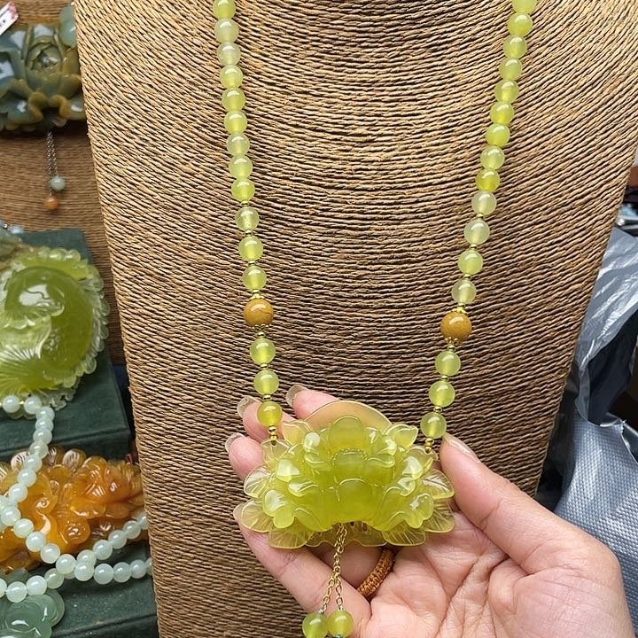蛇纹石玉吊坠合金