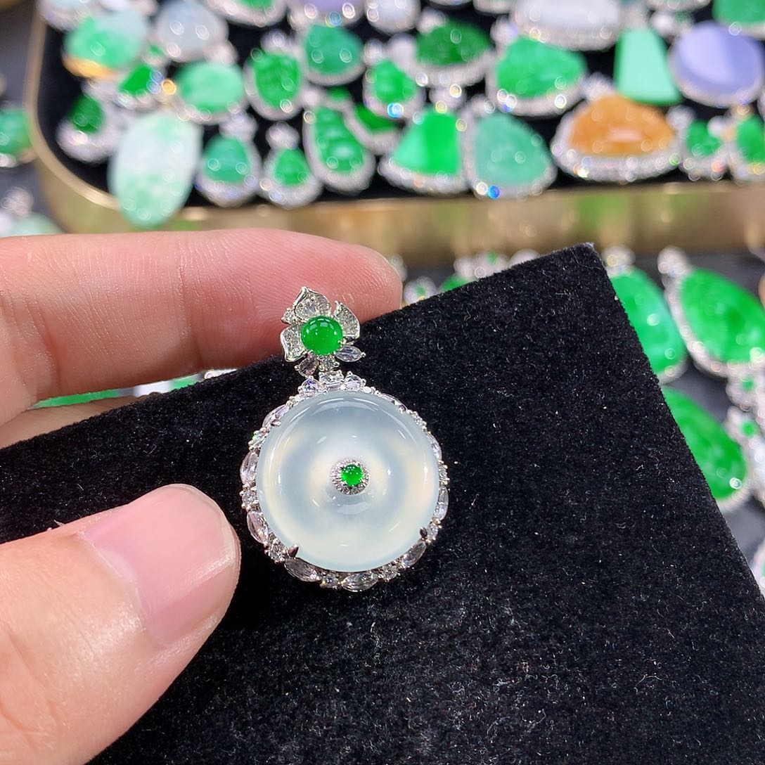 翡翠18K金镶嵌颈饰