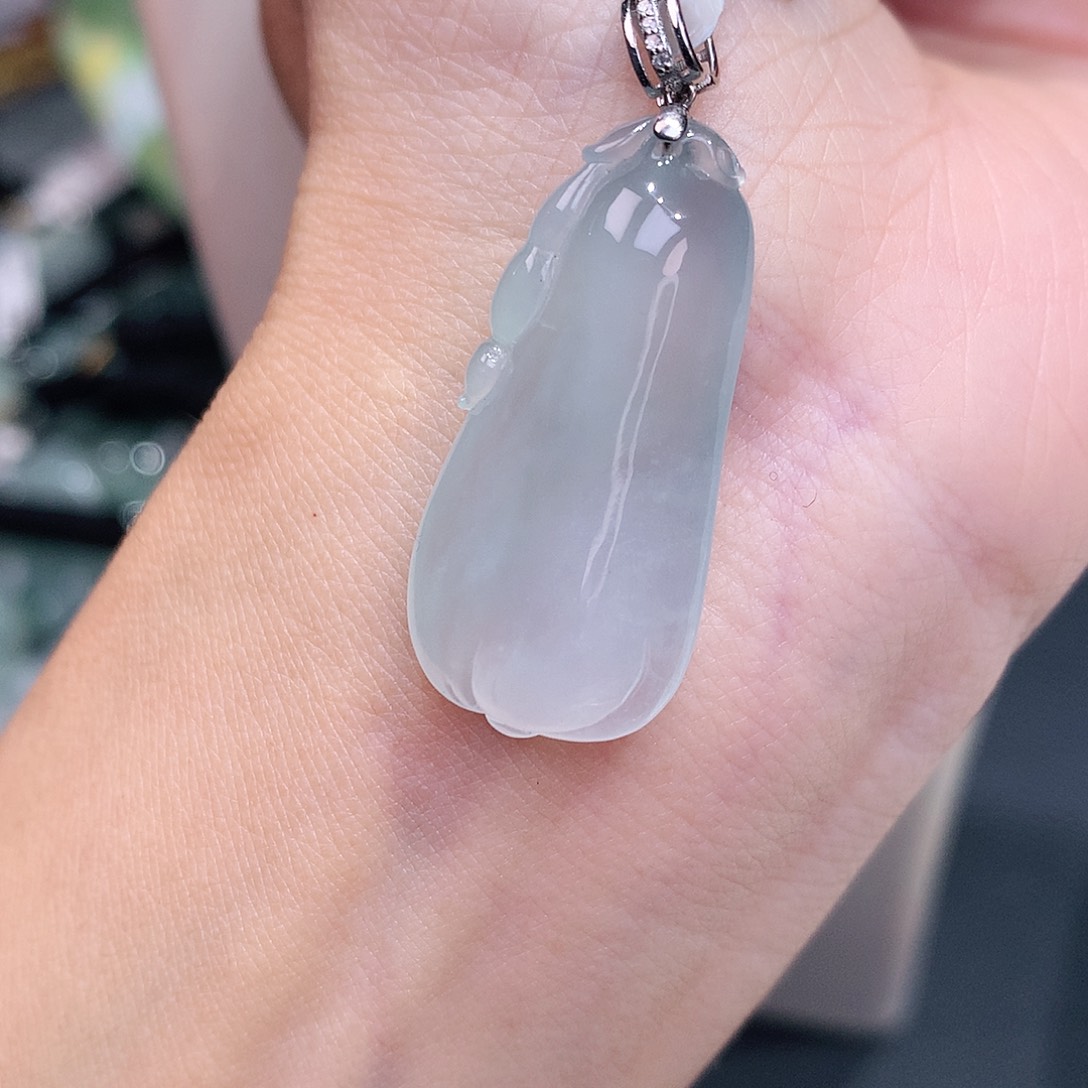 颈饰18K金镶嵌翡翠冰胶天空蓝福瓜