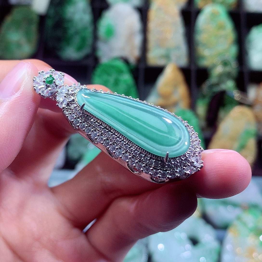 翡翠未镶嵌颈饰挂件