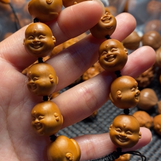 橄榄核吊坠十分开心