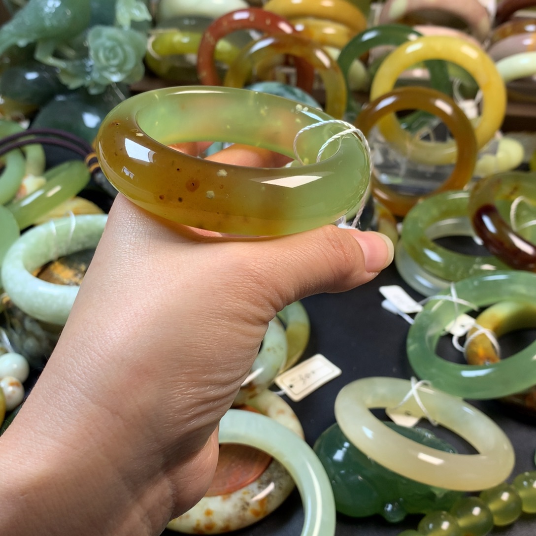 蛇纹石玉未镶嵌手镯