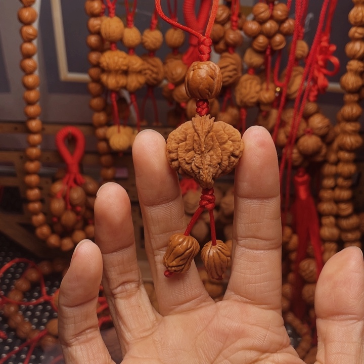 悠***悠木质类龙纹桃枭挂件