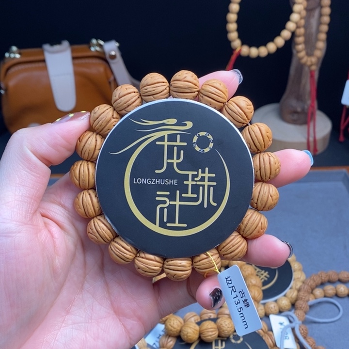 手串桃核古蝉13.5 （尺寸误差0.5之间）