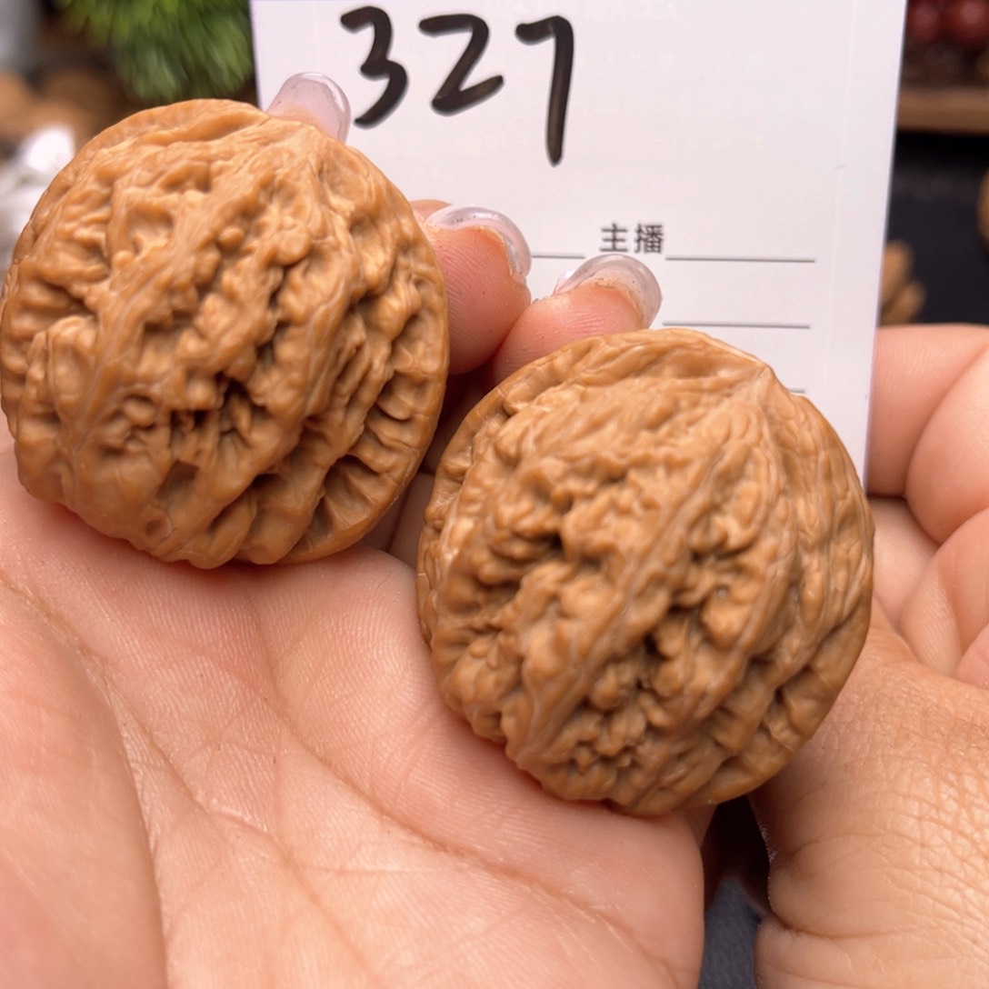 文玩核桃吊坠大粗筋。边40 肚38。丹