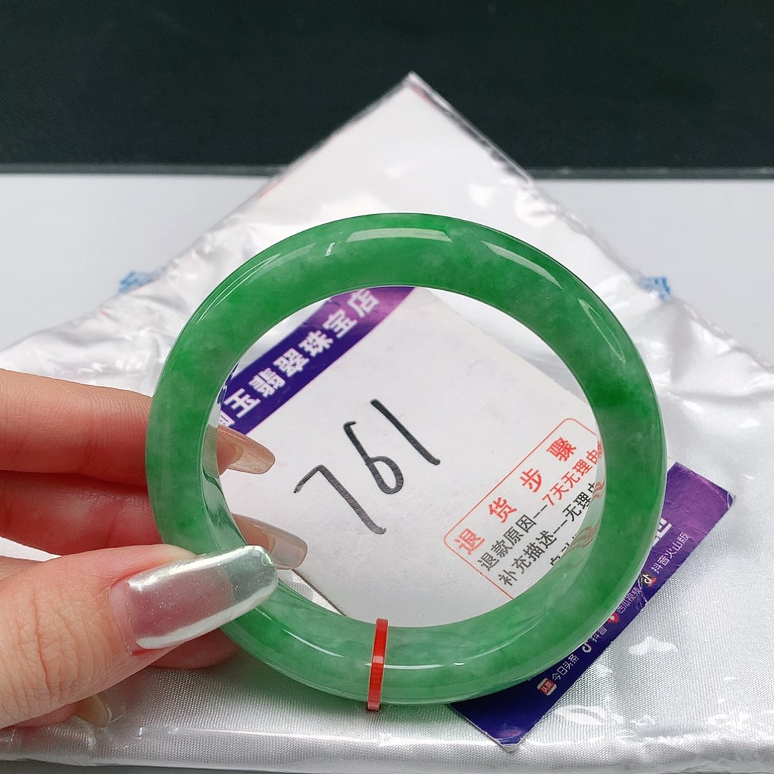 翡翠手镯未镶嵌翡翠手镯