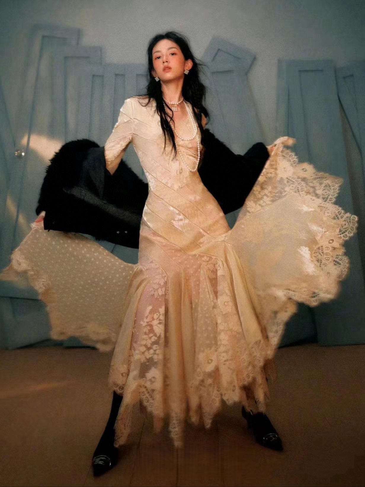 新款重工蕾丝拼接长袖连衣裙显瘦轻奢黑色法式时尚优雅气质名媛