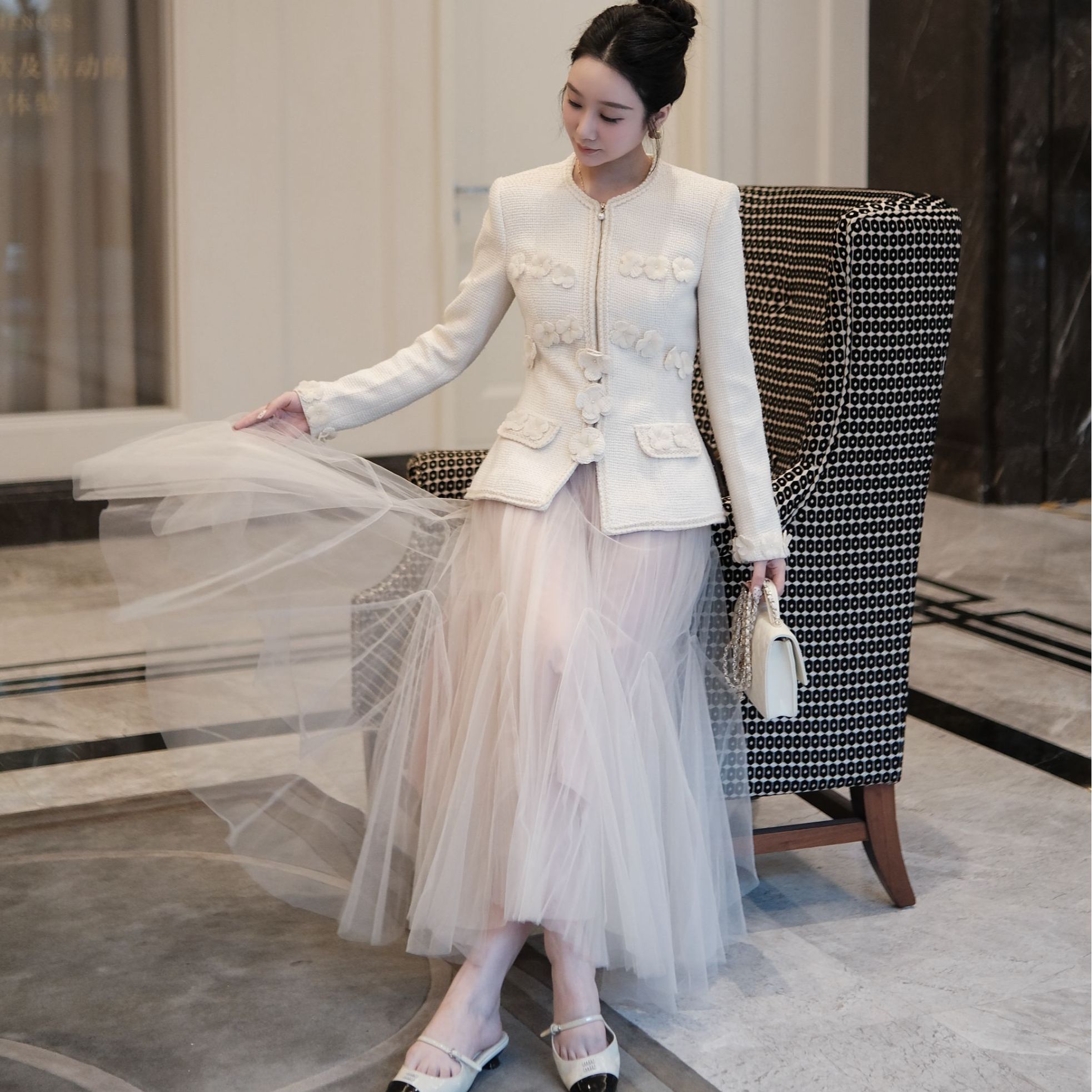 YINuo富家千金名媛风钉珠花朵秋冬小香风时尚外套+百搭半身纱裙