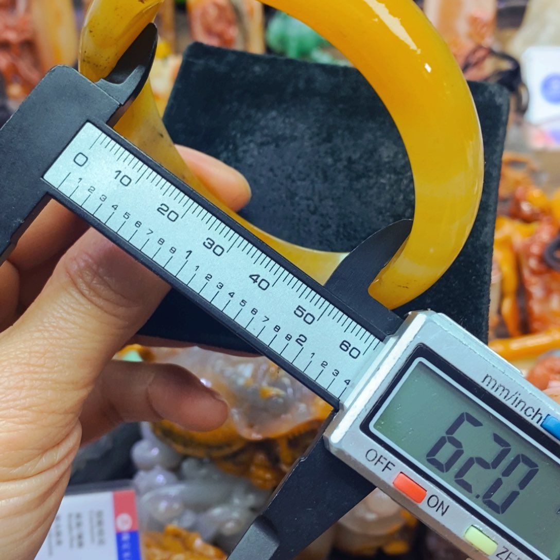 未镶嵌石英质玉（黄龙玉）颈饰