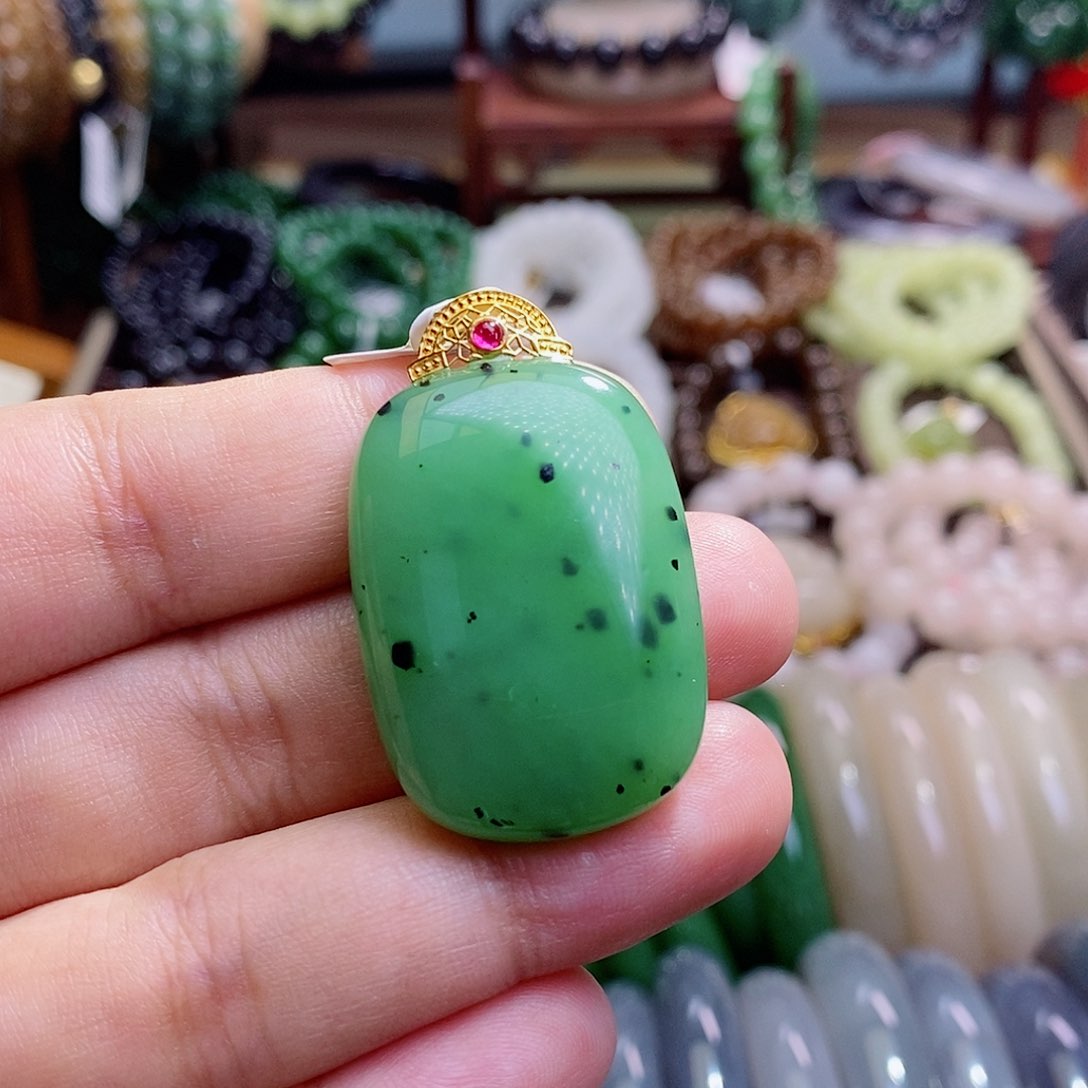 和田玉未镶嵌颈饰收藏级乌兰海高冰老矿料猕猴桃金镶无事牌吊坠