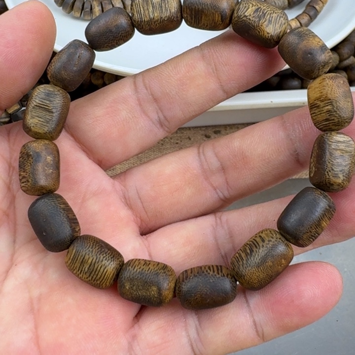 手串沉香鑫**?张勺子手串9克