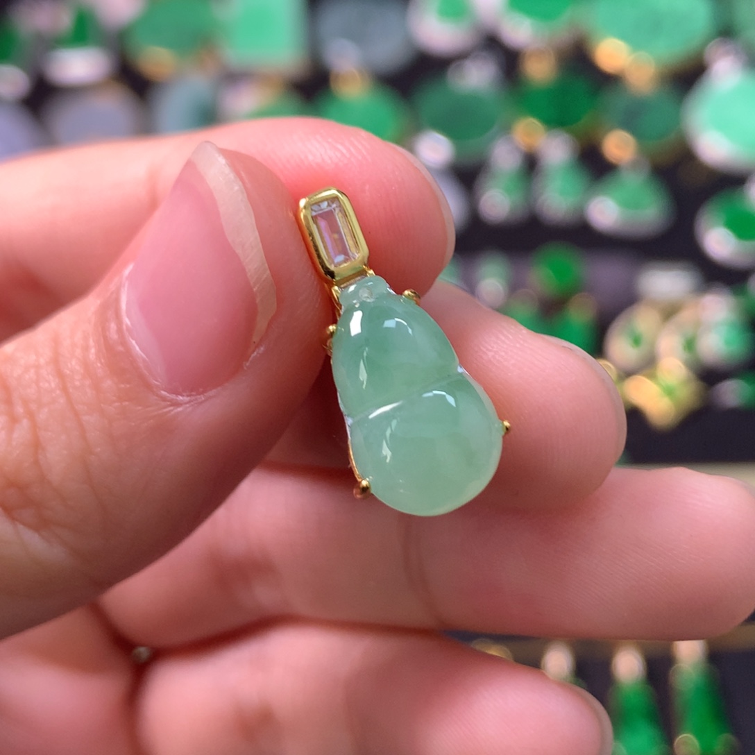 翡翠未镶嵌颈饰葫芦