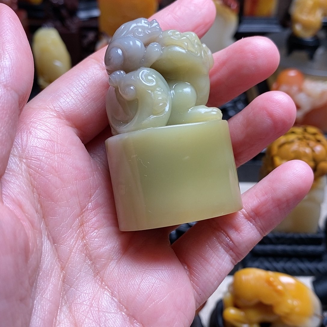 寿山石海***.月尾绿石椭圆形章