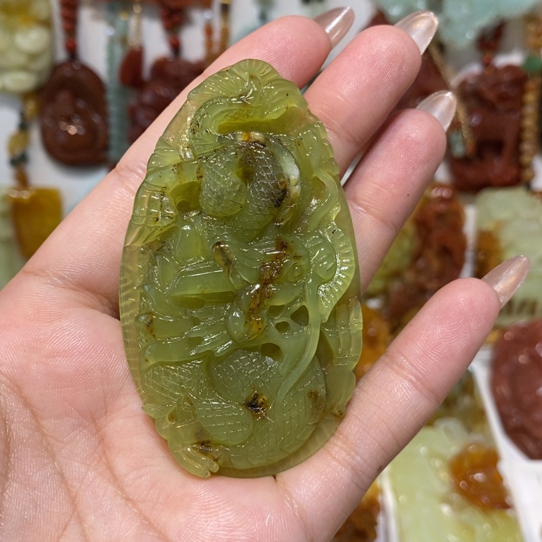 蛇纹石玉未镶嵌颈饰